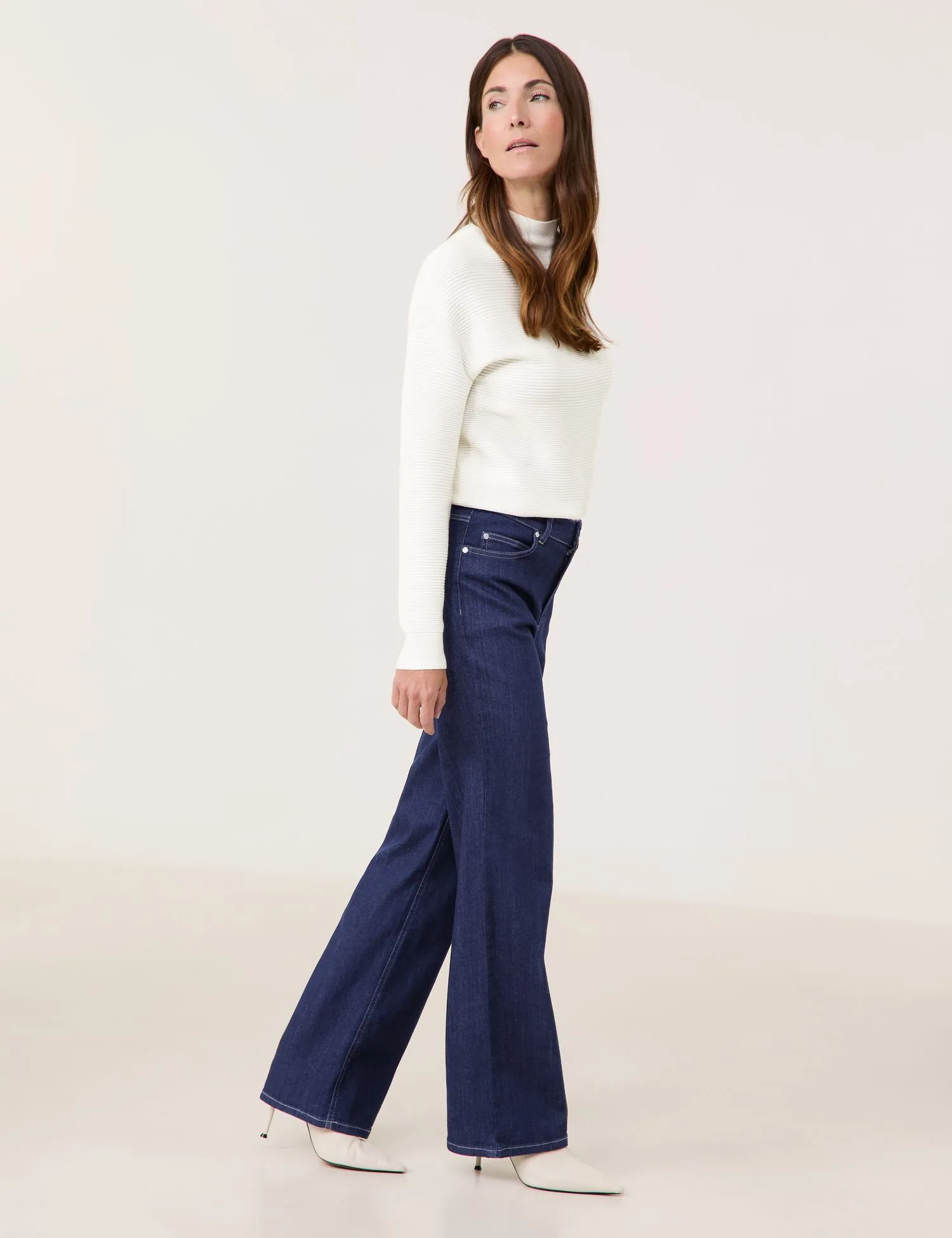 Five-pocket jeans with a wide leg