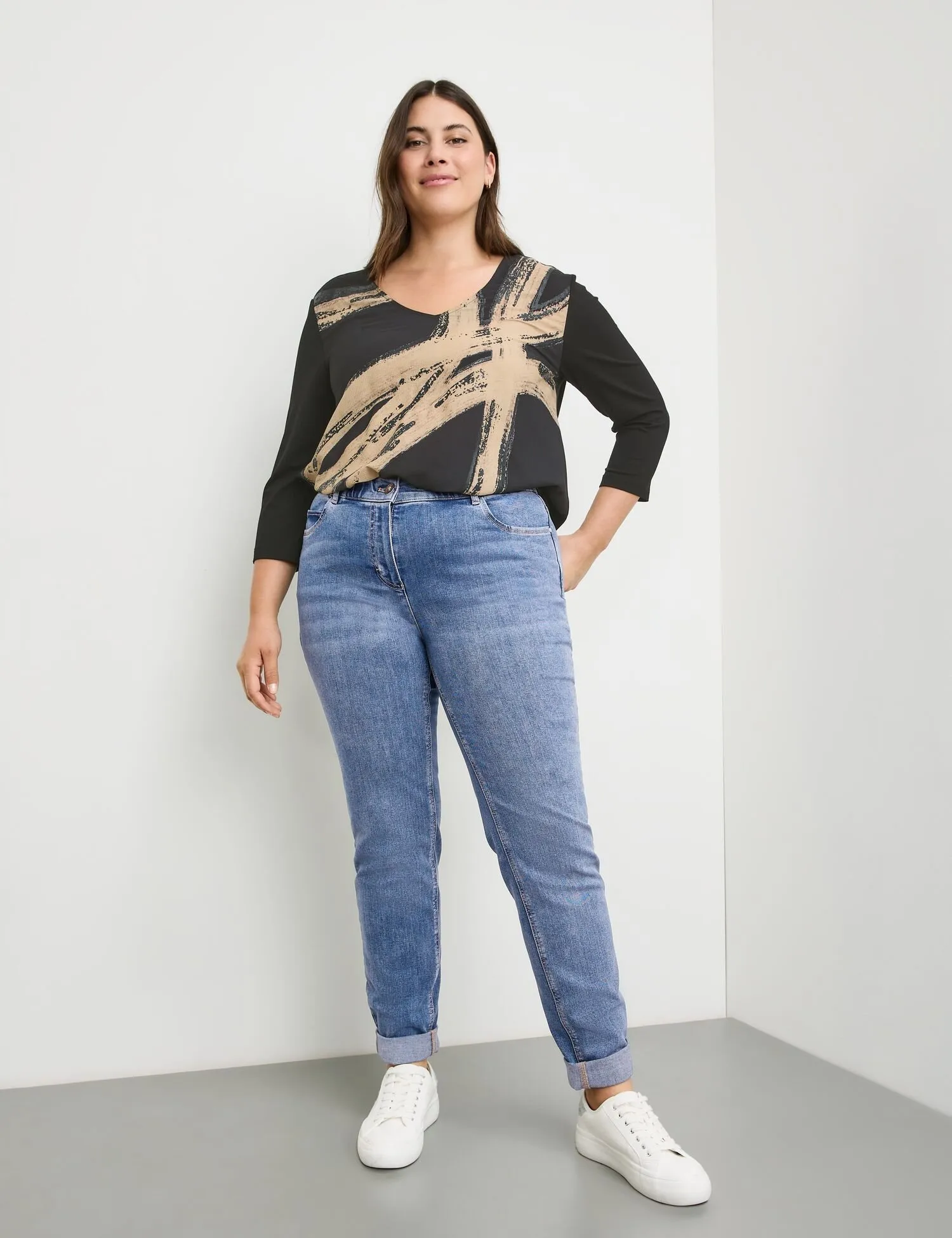 Stretchy five-pocket jeans with turn-ups, Betty