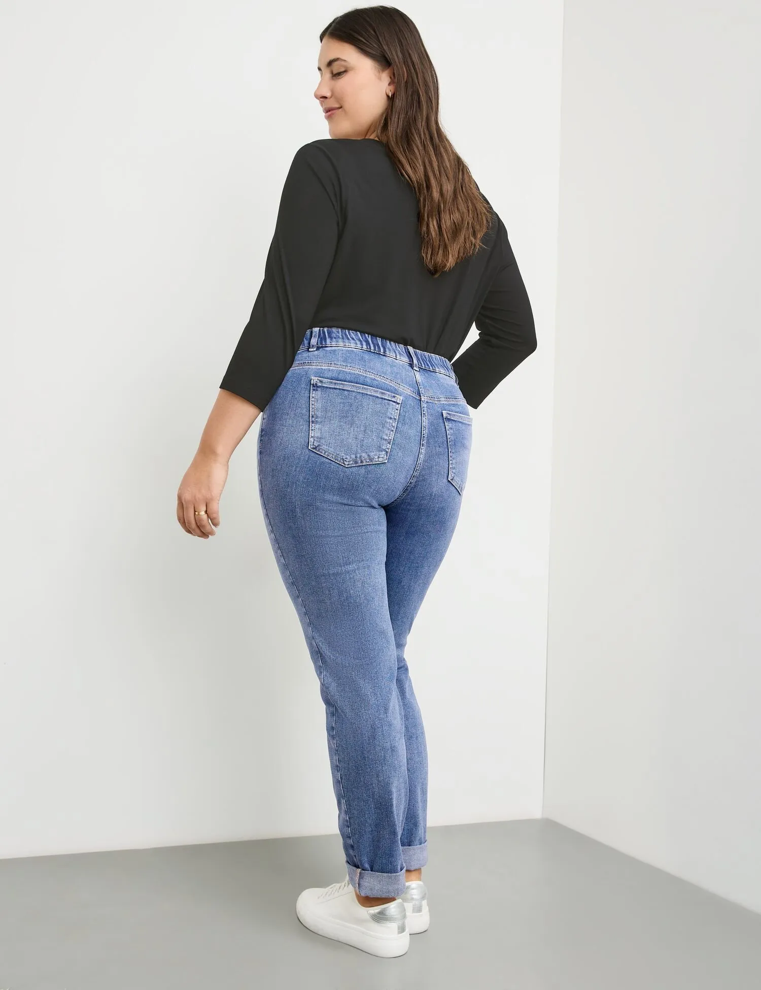 Stretchy five-pocket jeans with turn-ups, Betty