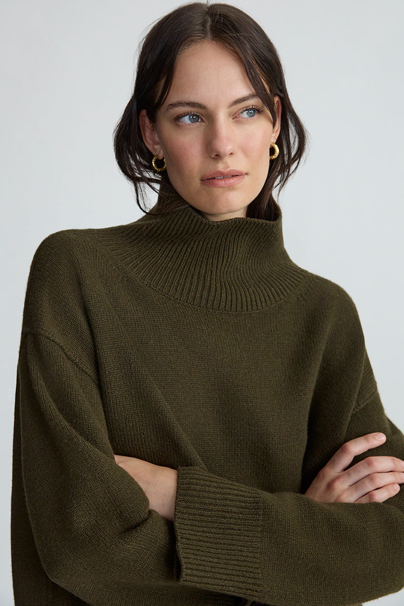 THE CLASSIC TURTLENECK - ARMY GREEN