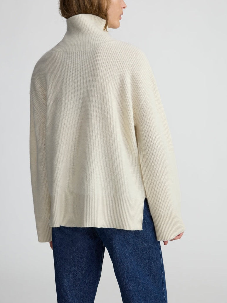 THE OVERSIZED TURTLENECK - ECO WHITE